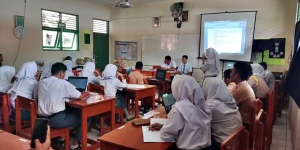 Ma'am Risya selaku Wakil Kesiswaan menjadi pengarah dalam Rapat kerja perdana OSIS masa bakti 2018/2019
